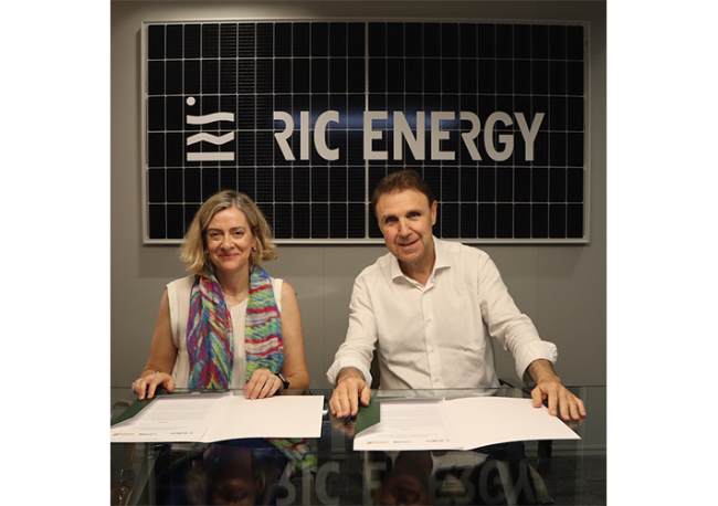 Foto RIC Energy y FADEMUR firman un convenio para promover el progreso de las mujeres rurales.